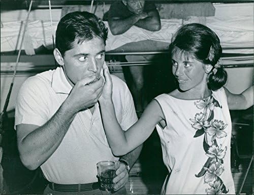 תצלום וינטג 'של פרנסין דיסטל נוגע לגעת סאצ'ה דיסטל צ'ין. פוטו צולם ב- 10 ביולי 1963